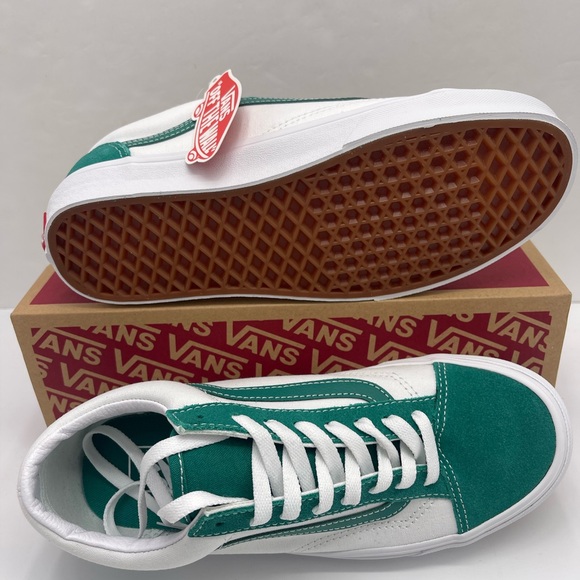 Vans WMNS Style 36 'Classic Sport - Cadmium Green Sneakers
VN0A54F69YE
Stylish - Picture 3 of 16